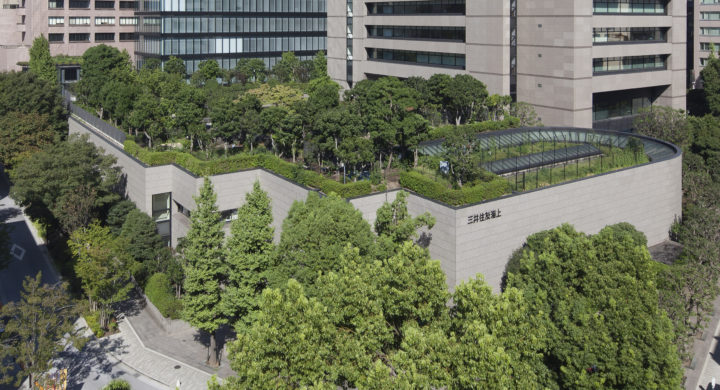 三井住友海上駿河台ビルは、都市部のグリーンレジリエンス機能を備えています。